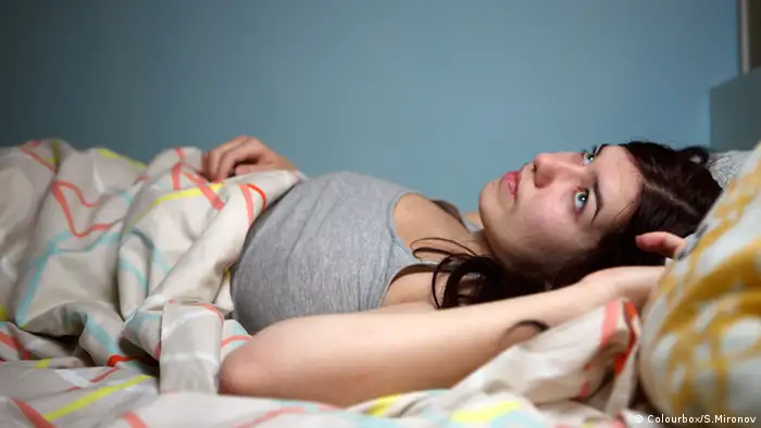 Junge Frau liegt im Bett Schlaflosigkeit (Colourbox/S.Mironov)