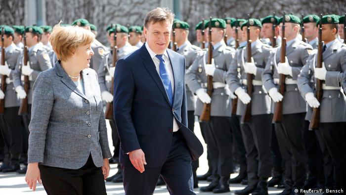 Ангела Меркель и премьер-министр Латвии Марис Кучинскис в Берлине