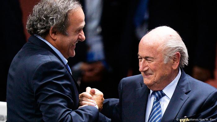 En julio de 2015, Platini anuncia que quiere suceder a Sepp Blatter (der.) como presidente de la FIFA. Pero ambos funcionarios fueron suspendidos antes de la elección.