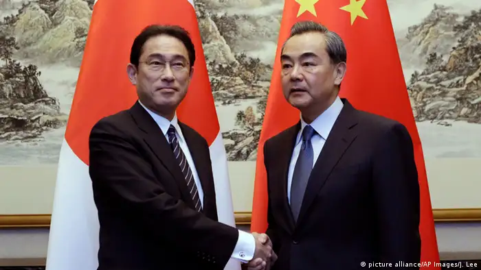 China Beijing Besuch Außenminster Japan Fumio Kishida bei Wang Yi