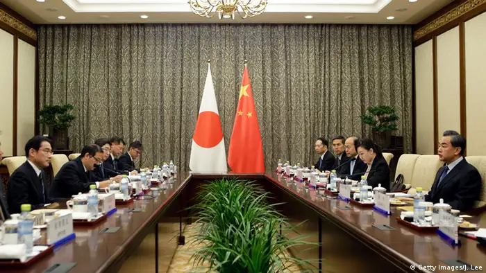 China Beijing Besuch Außenminster Japan Fumio Kishida bei Wang Yi