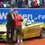 Philipp Kohlschreiber (r.) bekommt in München seinen Sportwagen übergeben (Foto: Getty Images/A. Hassenstein)