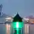 Вид гамбургского порта и зеленый сигнал