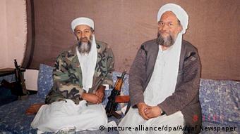 Ο Οσάμα μπιν Λάντεν με τον βοηθό του Αϊμάν αλ Ζαουάχρι κάπου στο Αφγανιστάν