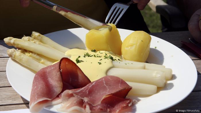 Ham, asparagus and potatoes (Imago / Strussfoto)