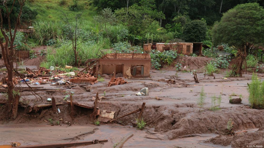 Casas destruídas pela avalanche de lama