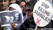 Symbolbild Pakistan Journalisten Mord Pressefreiheit Medien dpatopbilder epa04157891 Pakistani journalists rally to condemn the killing of German photojournalist Anja Niedringhaus, in Islamabad, Pakistan, 07 April 2014. Associated Press photographer Anja Niedringhaus, 48, was killed and an AP reporter was wounded on 04 April 2014 when an Afghan policeman opened fire while they were sitting in their car in eastern Afghanistan. Niedringhaus, an internationally acclaimed German photographer, was killed instantly, according to an AP Television freelancer who witnessed the shooting. Kathy Gannon, the reporter, was wounded twice and is receiving medical attention. EPA/T. MUGHAL | © picture-alliance/dpa/T.Mughal