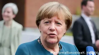Deutschland Angela Merkel besucht französisches Gymnasium in Berlin