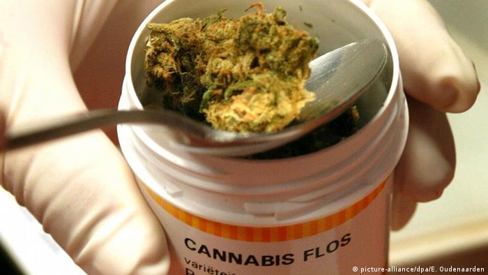 Cannabis being spooned out of Container Copyright: picture-alliance/dpa/E. Oudenaarden
