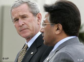 El presidente George W. Bush, observa a su homólogo paquistaní, Pervez Musharraf.