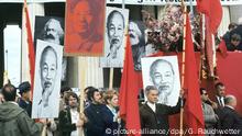 Deutschland Demonstranten mit Bildern von Lenin, Ho Tschi Minh und Mao Tsetung vor der Tribüne auf dem Königsplatz in München