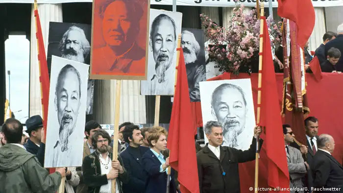 Deutschland Demonstranten mit Bildern von Lenin, Ho Tschi Minh und Mao Tsetung vor der Tribüne auf dem Königsplatz in München