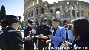 Italien Polizist aus China mit italienischen Kollegen in Rom