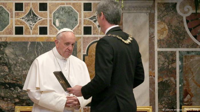 Vatikan Papst Franziskus erhält Aachener Karlspreis