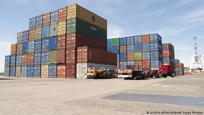 Argentinien Container im Hafen von Buenos Aires (picture-alliance/dpa/A. Perez Moreno)