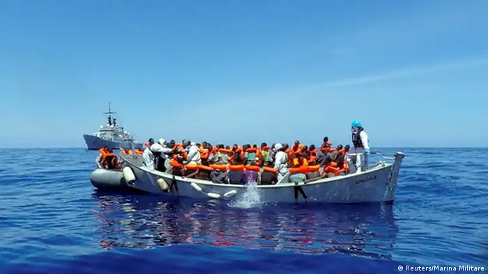 Mittelmeer italienische Küstenwache Seenotrettung von Flüchtlingen