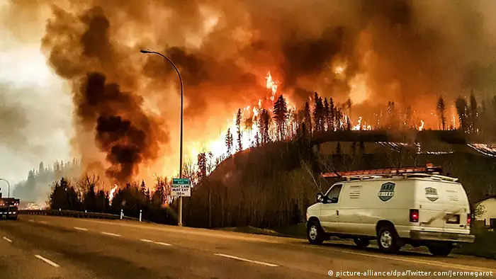 Wildfire rages through the town of Fort McMurray, Canada, in May 2016 (Photo: picture-alliance/dpa/Twitter.com/Jeromegarot)
