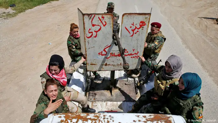 Die Kämpferinnen auf einem bewaffneten Jeep (Foto: REUTERS/Ahmed Jadallah)