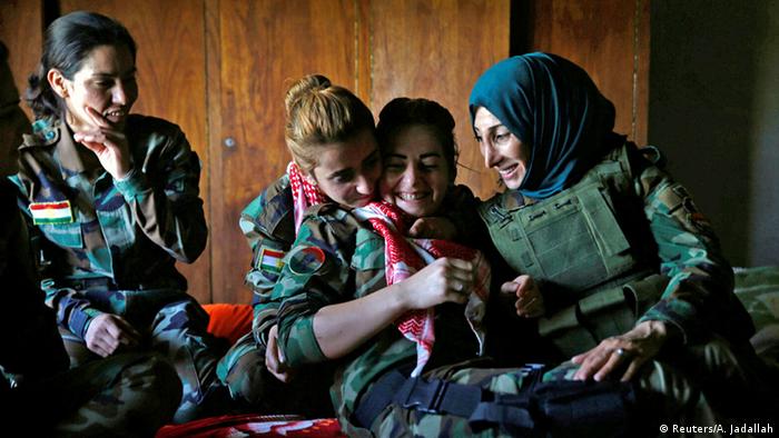 Kurdische und jesidische Kämpferinenn unterhalten sich (Foto: REUTERS/Ahmed Jadallah)