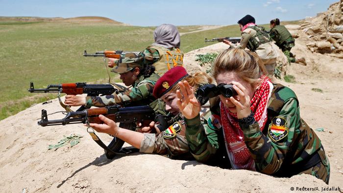 Kurdinnen und Jesidinnen bekämpfen bei Mosul IS-Terroristen
(Foto: REUTERS/Ahmed Jadallah)