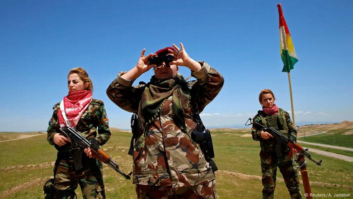 Kurdinnen und Jesidinnen beobachten IS-Kämpfer in der Nähe von Mosul (Foto: REUTERS/Ahmed Jadallah)