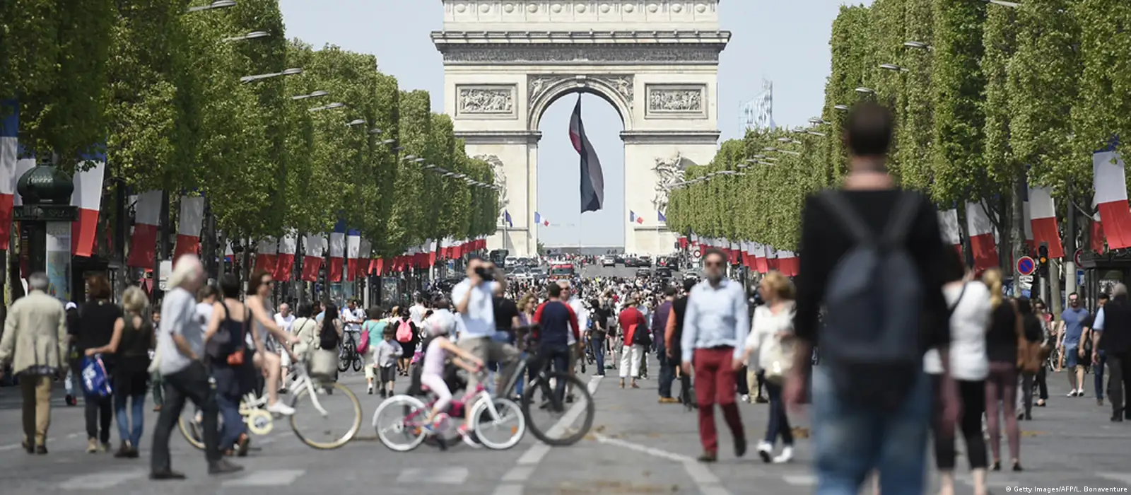 The Champs-Elysées reserved for pedestrians on Sunday, November 5