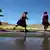 Foto de cuatro personas que caminan cerca del río Silala en Bolivia en una imagen de archivo.