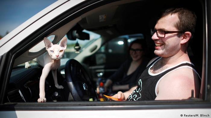 Ein Paar in seinem Auto mit einer Katze (Foto: Reuters)