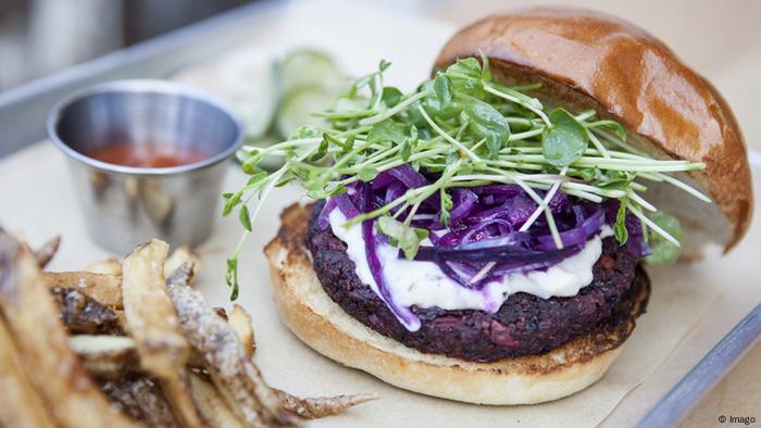 Veganer Burger Hamburger mit Ziegenkäse (Imago)