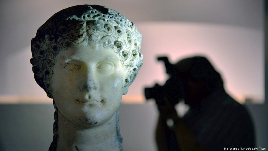 Julija Agripina mlađa rođena je 15. godine u rimskoj koloniji koja se tada zvala Opidum Ubiorum a sada - Keln. Bila je supruga cara Klaudija, sestra cara Kaligule, majka cara Nerona. Tražila je da njeno rodno mesto po njoj dobije ime, pa je Keln dugo nosio ime
- Agripina.