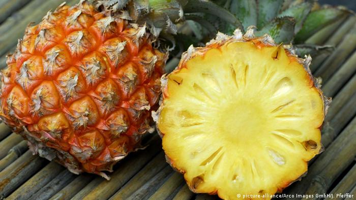 A pineapple, sliced open (picture-alliance/Arco Images GmbH/J. Pfeiffer)