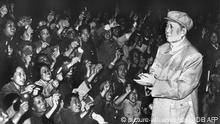 China Mao Tsetung mit Anhängern am Nationalfeiertag 1968
