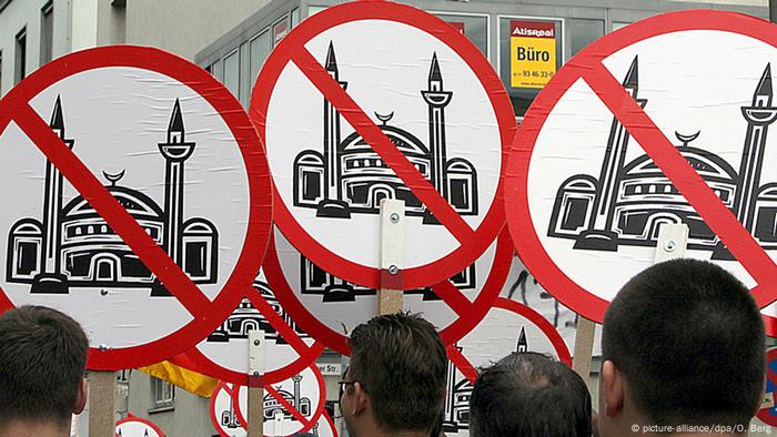Right wing protests against the mosque in 2007