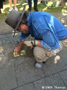 Demnig ha dejado de fabricar las “Stolpersteine” personalmente. El escultor Michael Friedrichs-Friedländer lo ayuda en esa tarea.