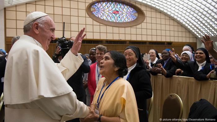 Der Papst im Mai mit Ordensfrauen im Vatikan (Archivbild: dpa)