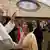 Papst Franziskus mit Ordensfrauen in der Audienzhalle (Foto: picture-alliance/dpa/Osservatore Romano)