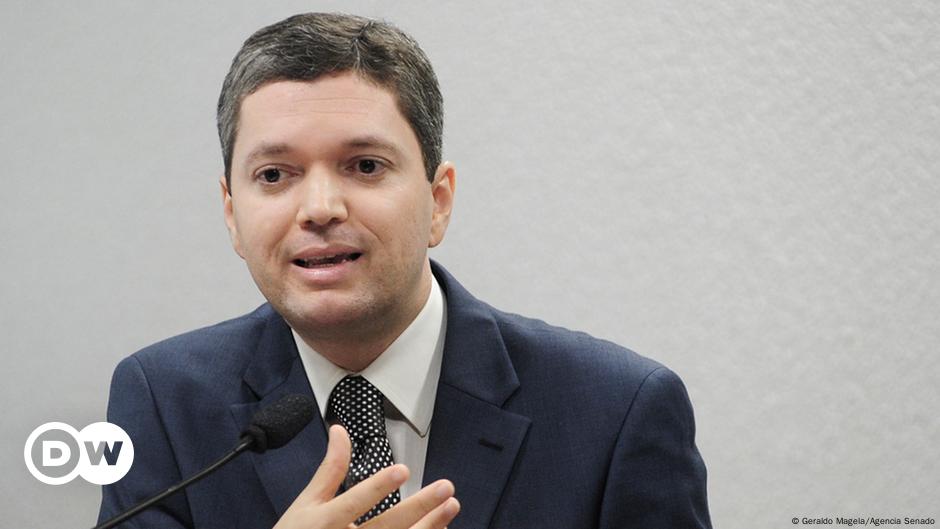 Scandal forces Brazil's anti-corruption minister to resign – DW – 05/31 ...