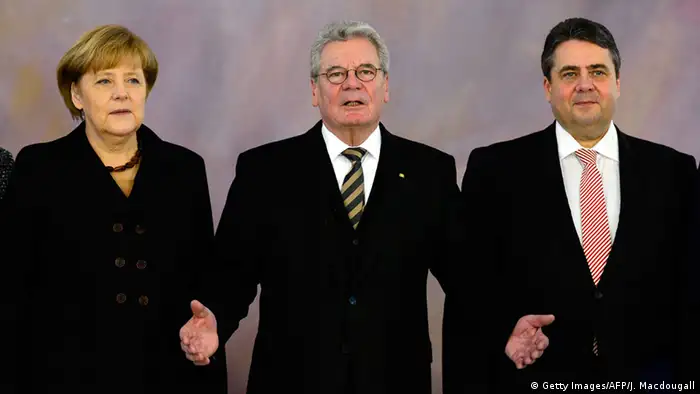 Joachim Gauck zwischen Angela Merkel und Sigmar Gabriel (Foto: Copyright: Getty Images/AFP/J. Macdougall) 