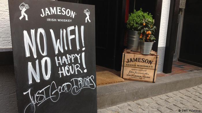 Schild vor einer Bar in Bonn Symbolbild Störerhaftung (DW/I. Filatova)