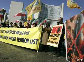 伊朗国外流亡政治异见团体在维也纳抗议伊朗政府核计划