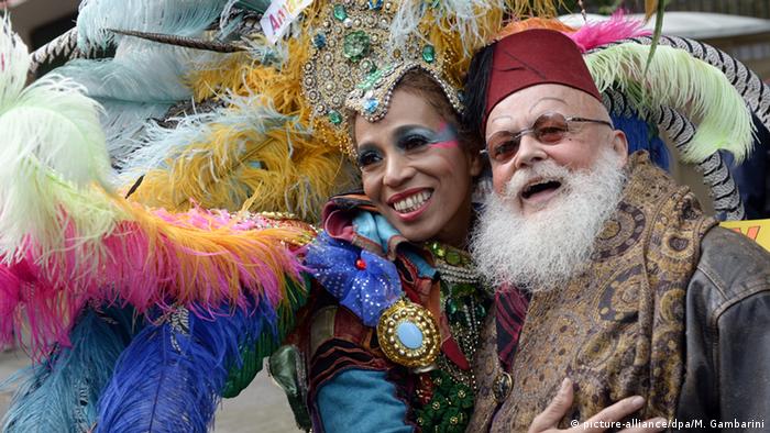 Sambakönigin Sonia de Oliveira posiert mit einem älteren Zuschauer beim Karneval der Kulturen in Berlin. (Foto: picture-alliance/dpa/M. Gambarini)