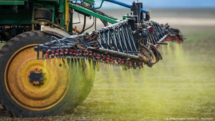 Brasilien Traktor bringt Herbizid auf Feld aus