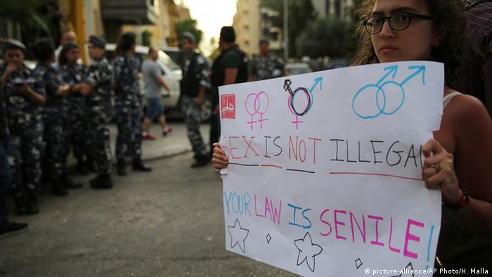 لافتات تدعم حركة الميم في لبنان