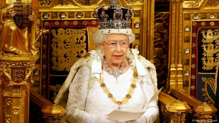 Königin Elisabeth II. mit Krone. Großbritannien Königin Elizabeth II. eröffnet das britische Parlamentsjahr mit der traditionellen Thronrede