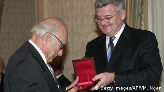 Joschka Fischer überreicht Fritz Stern 2004 in New York die Leo-Baeck-Medaille.(c) Getty Images/AFP/M. Ngan