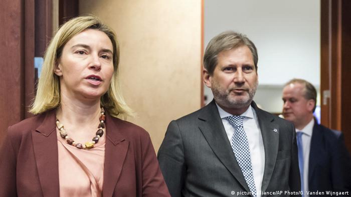Belgien Brüssel Federica Mogherini, left, and EU Enlargement Commissioner Johannes Hahn