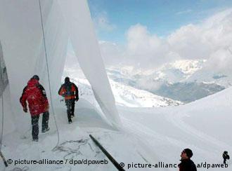 Trabajadores cubren parte del glaciar de Gurschen, en los Alpes suizos, para protegerlo de los rayos solares.
