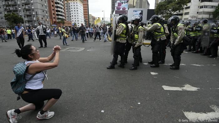 Caracas Proteste Polizei Demonstranten auf Straße