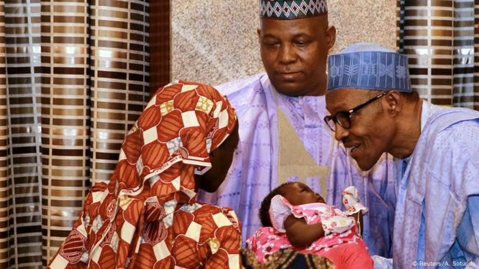 Nigeria Präsident Buhari empfängt befreites Schulmädchen Amina Ali