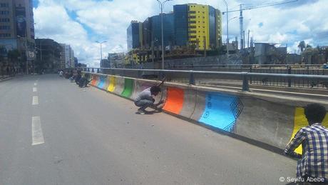  Traditionelle Bilder auf Betonpfeilern am Straßenrand Addis Abeba